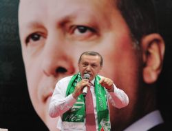 ‘Dik dur eğilme, bu gençlik seninle'